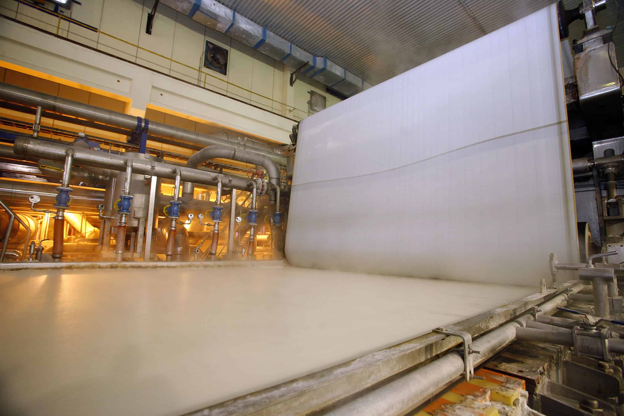 Línea de producción industrial atendida por Veset